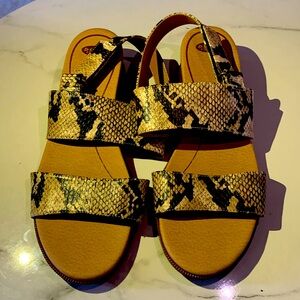 Dr. Scholl's Freeform Tan/Black Snake 8.5 M. NWT.  Comfortable